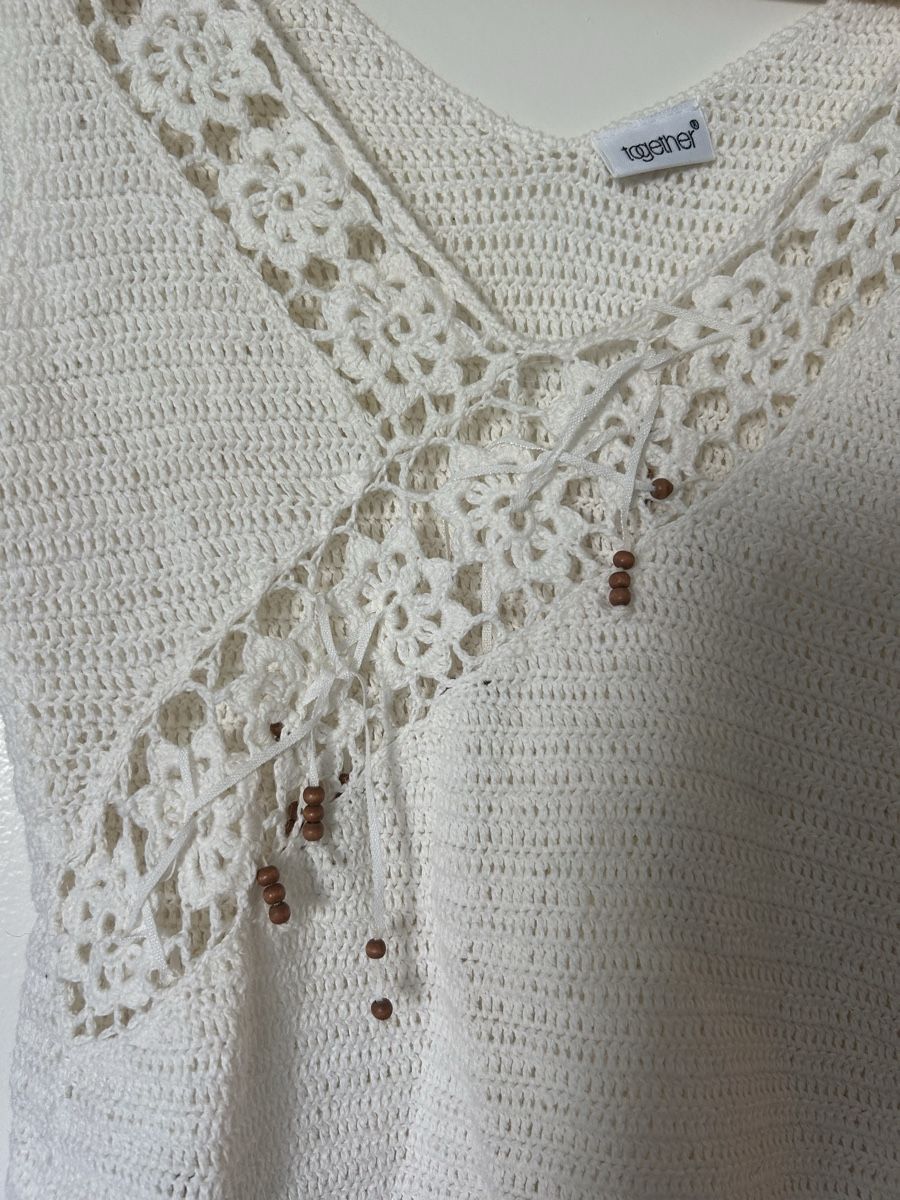 Top: White crochet top with wooden beads  – Usato da Zürich venduto da ori_9dcy 1