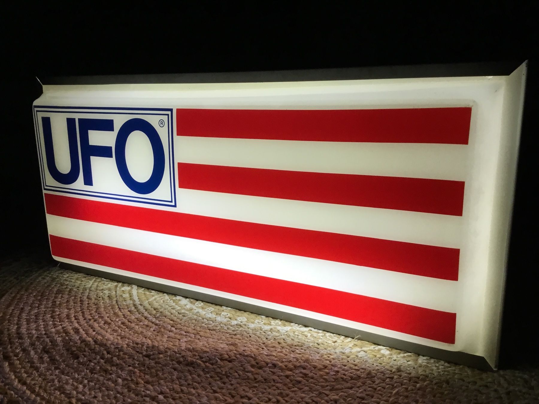 Tutte le decorazioni: Leuchtreklame UFO – Usato da St. Niklausen LU venduto da val_y8jm