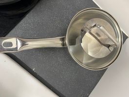 Gebrauchter WMF Kochtopf aus Edelstahl mit Glasdeckel.
