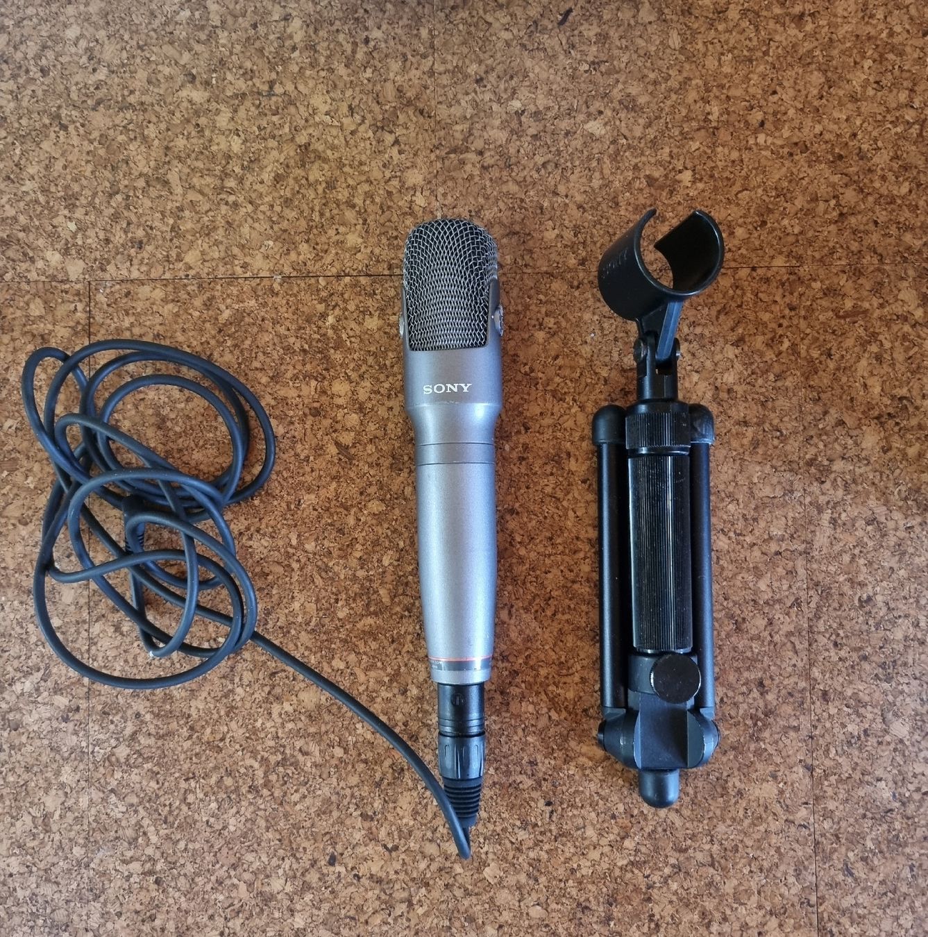 Sony Microfoni: SONY Mikrofon mit Stativ und Kabel – Usato da Rigi-Kaltbad venduto da Marion_Fercher