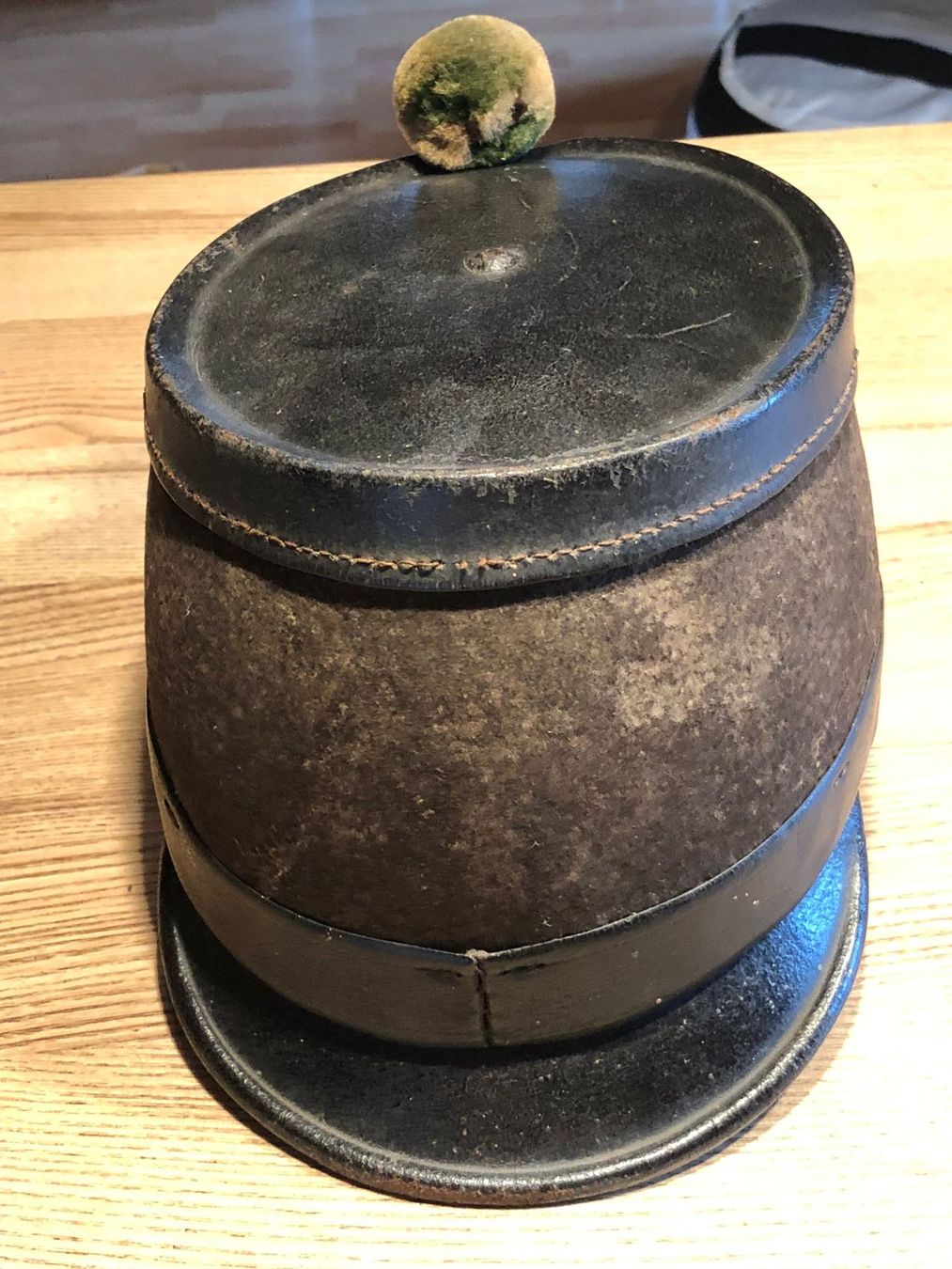 Abiti antichi: Antiker Helm +Leder/Stofftasche – Usato da Röschenz venduto da Tashroal 9