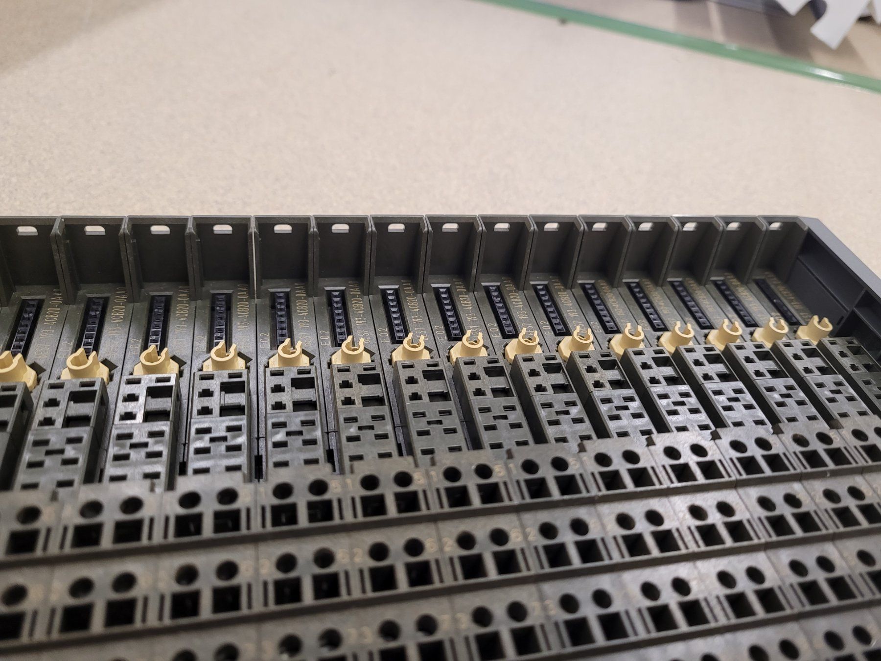 Siemens Componenti elettronici: Siemens SPS IM151 / PM-E DC24V / E02 6ES7 193-4CB20-0AA0 – Usato da Vitznau venduto da Night-Fire 5