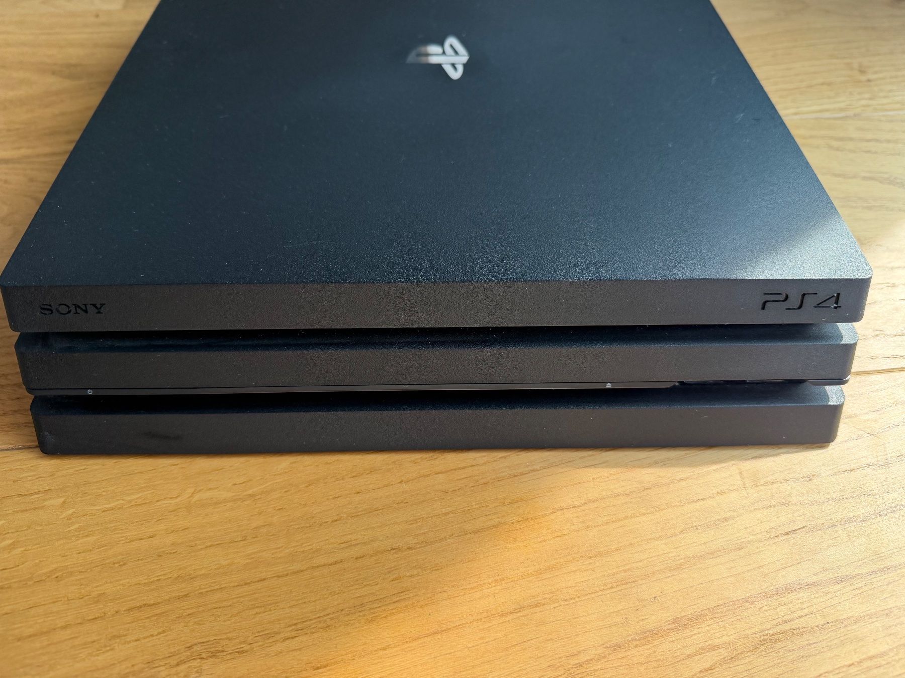 Sony Konsolen: Sony PlayStation 4 Pro 1TB Schwarz | 1 Original Controller | – Gebraucht aus Horgen von rei_8k7q 1