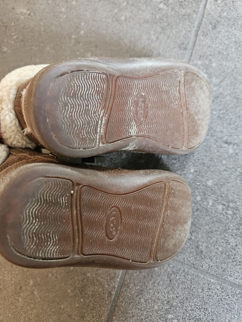 Ugg Scarpe per ragazzi: Winterstiefel Grösse 22.5 – Usato da Sempach venduto da Bebla10 2