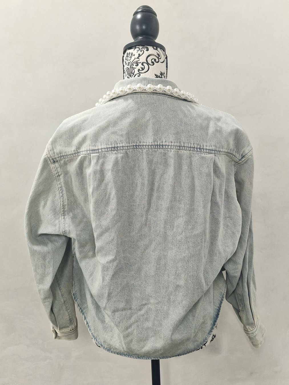Sandro Camicette: Sandro Jeanshemd Baumwolle hellblau mit Perlen Gr 0 neu – Nuovo (secondo la descrizione) da Meierskappel venduto da HeartWear 5