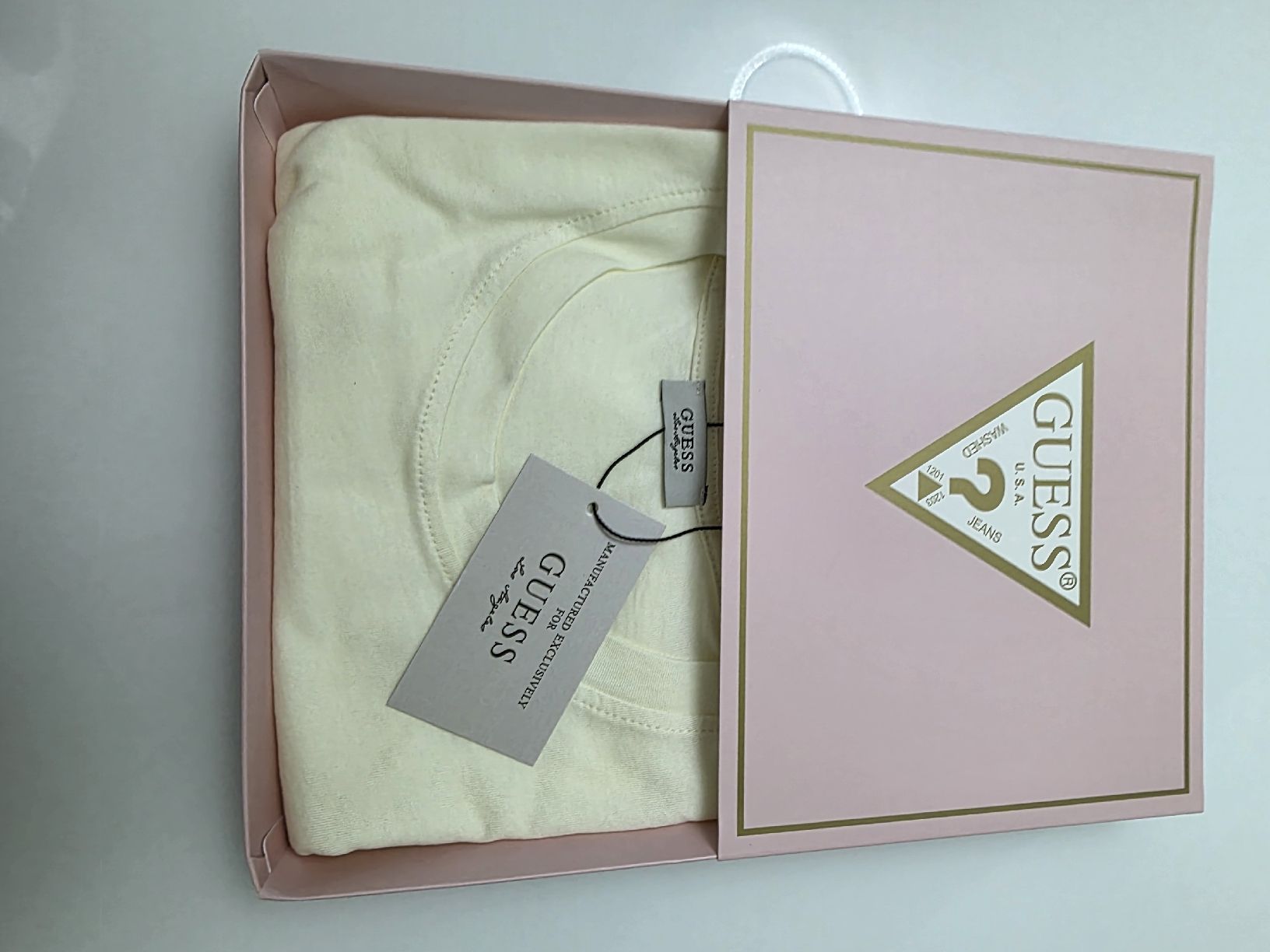 Guess T-shirt: Guess T-shirt – Nuovo e nell'imballaggio originale da Bern venduto da Alicebeloto 1