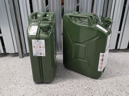 Metallkanister 20L grün fast neu, 2 Stück verfügbar.