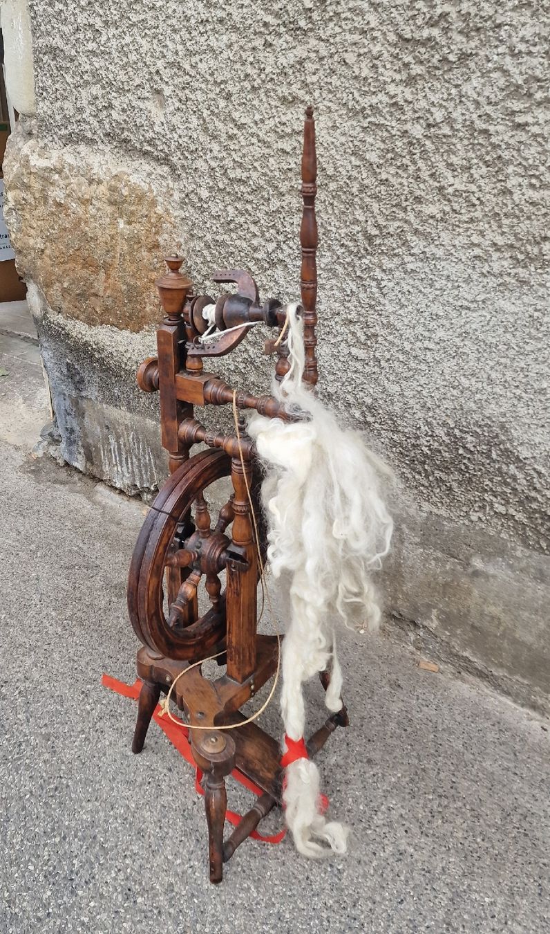 Ruote per filare: Petit rouet ancien en bois – Usato da Lausanne venduto da ama_2fz8 2