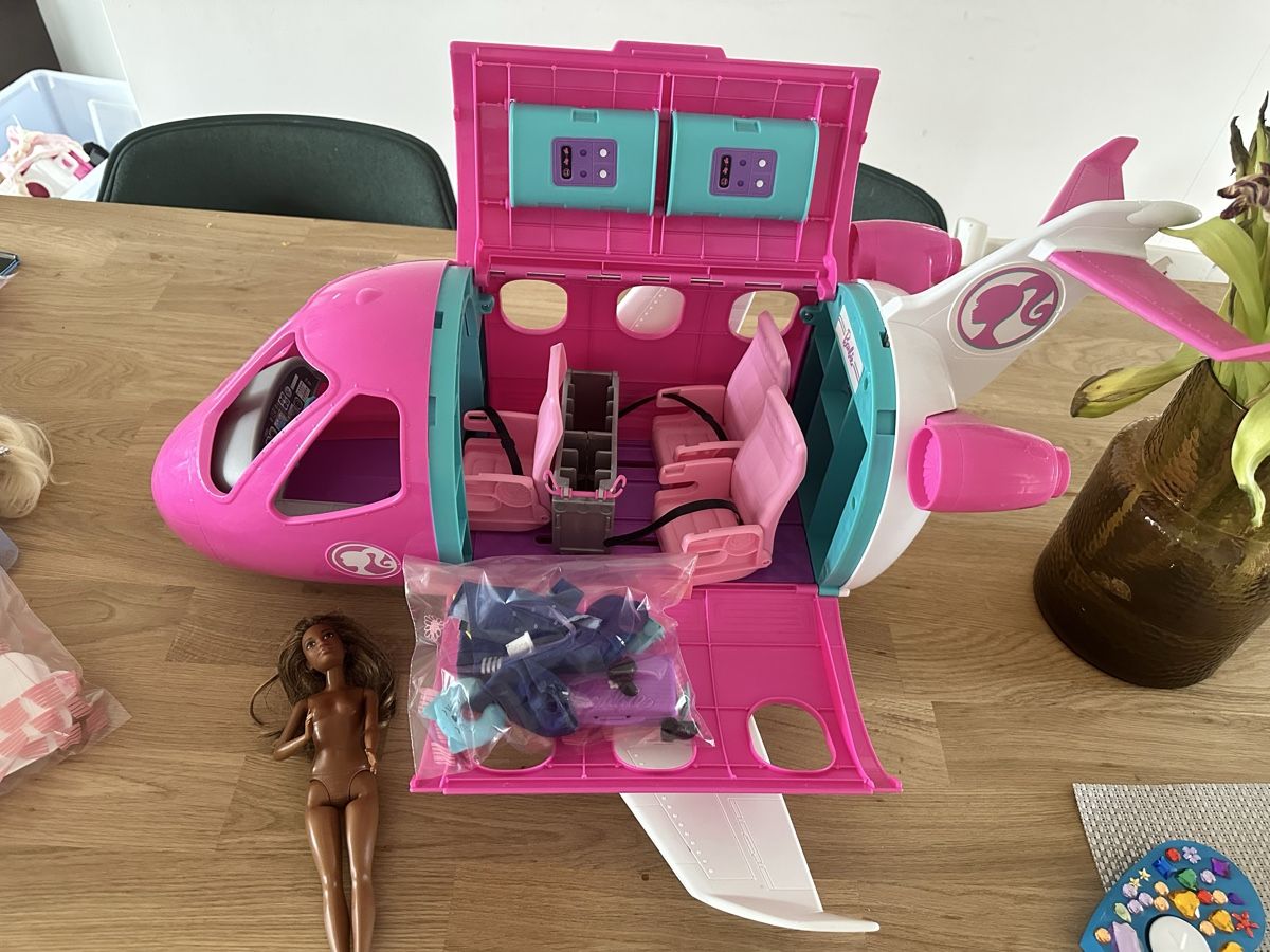 Puppen: Barbie Flugzeug mit Pilotin – Gebraucht aus Zürich von Essences