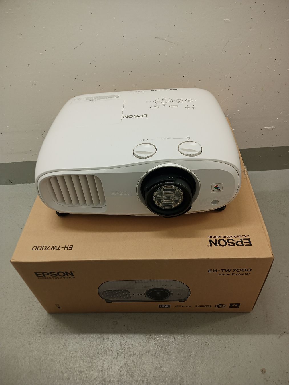 Epson Videoprojektoren: Home Cinema Epson EH-TW7000 – Gebraucht aus Berg am Irchel von Saruvuatore