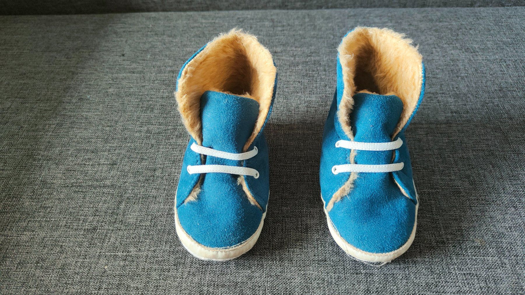 Scarpe da uomo: Gr. 20 Weiche Stoffschuhe mit Fell – Usato da Sursee venduto da lou19