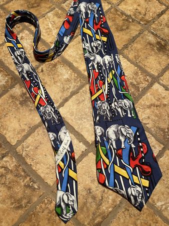 Cravatta Rolf Knie elefanti blu e multicolore, seta 👔