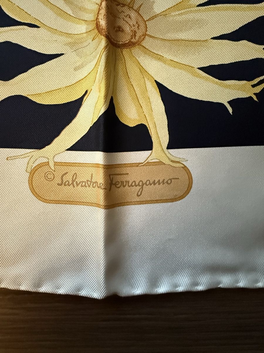 Salvatore Ferragamo Foulards, Tücher & Schals: Salvatore Ferragamo Seidentuch Blumenmuster, – Gebraucht aus Aarburg von Schatzaffe 1