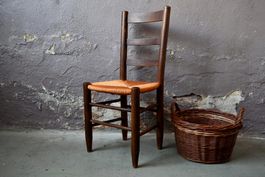 Chaise ancienne en  paille et  bois  campagnarde design brut