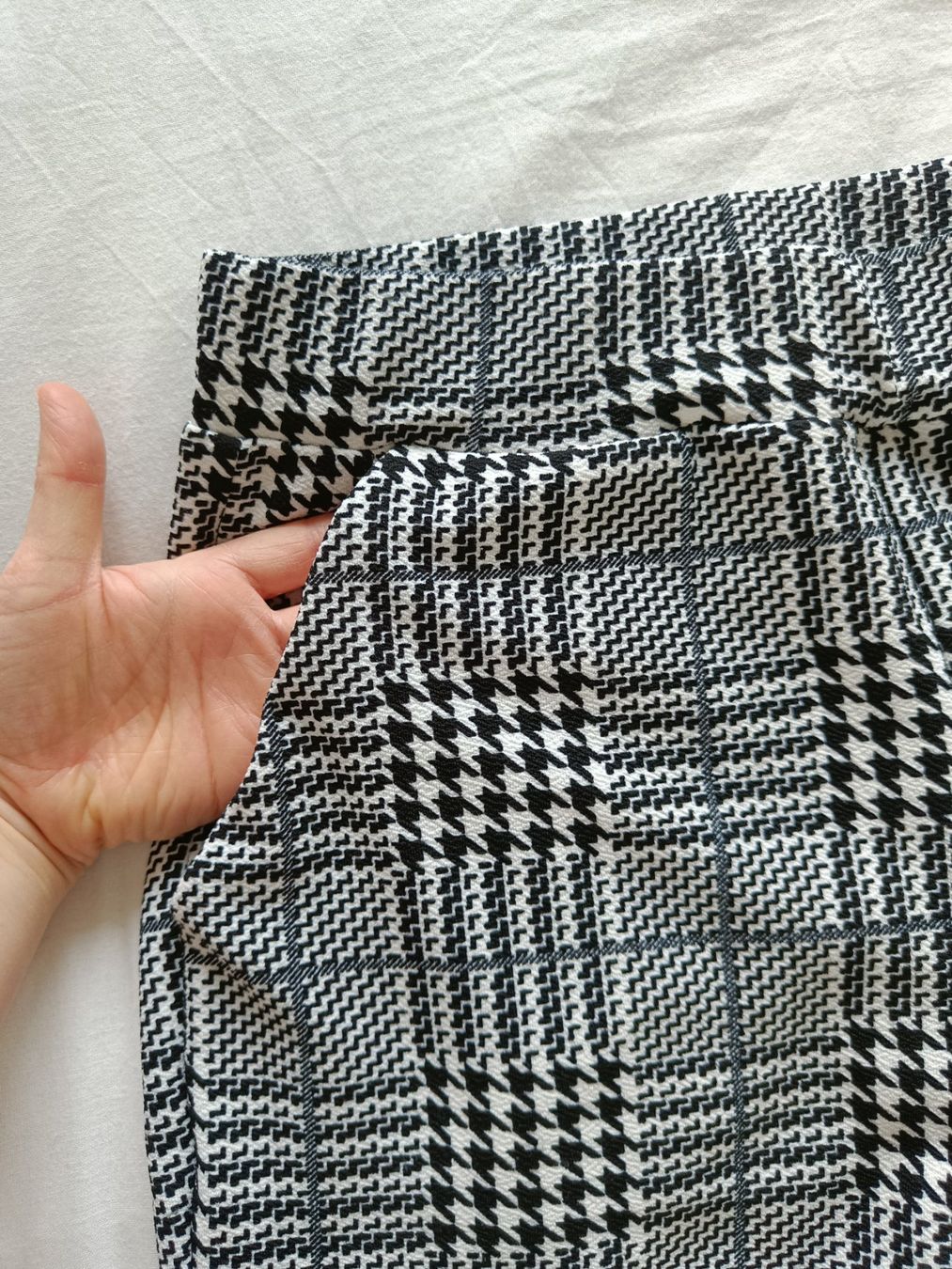 Pantaloni: Plaid white and Black lightweight pants – Nuovo (secondo la descrizione) da Rotkreuz venduto da Prelovedswitzerland