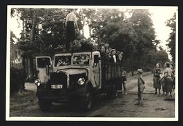 7 Fotografien Lastwagen mit Holzvergaser