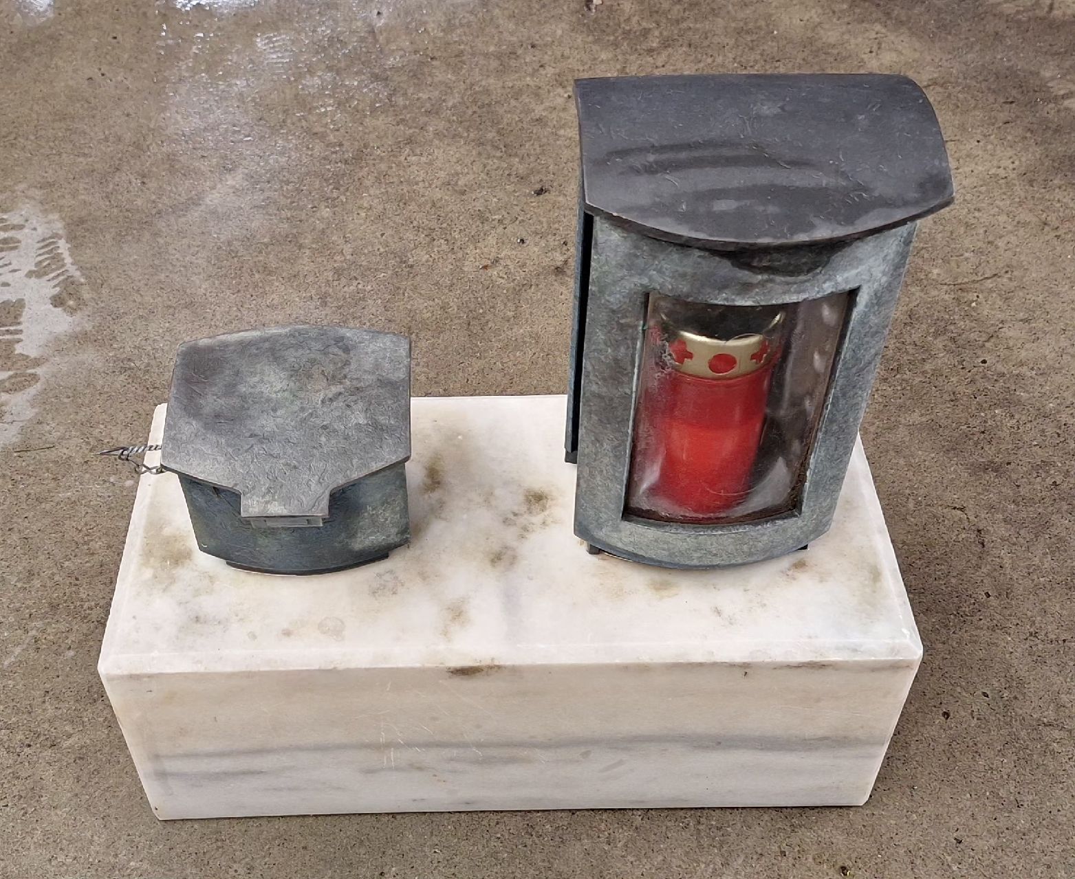 Sculture & Statue: Grab-Marmor Stein mit Laterne und Weihwassertopf – Usato da Mönchaltorf venduto da Joka013 1