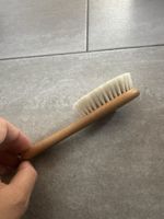 Babyhaarbürste aus Holz mit weichen Naturborsten gebraucht