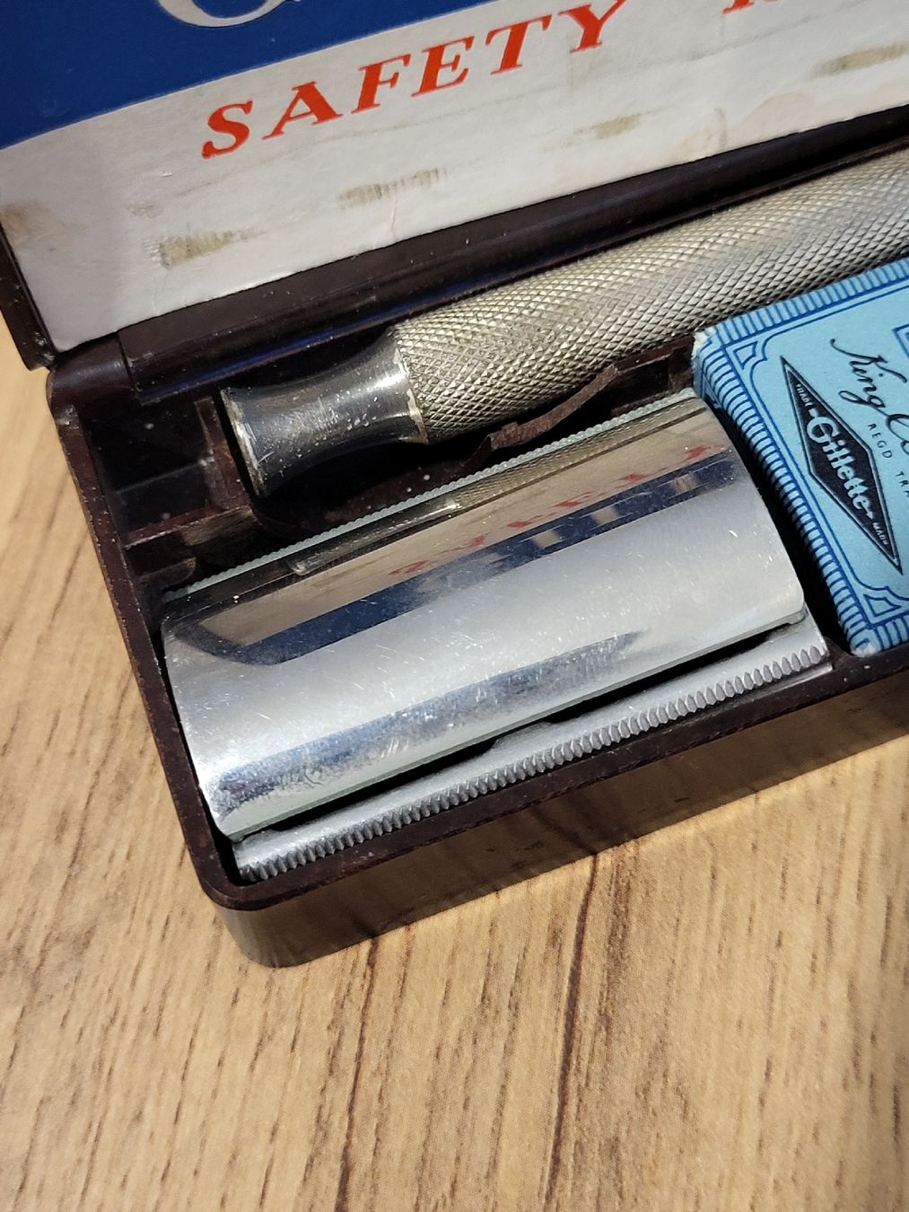 Gillette Rasierapparate & Rasierklingen: Gillette Rasierer im Bakelit Etui mit Klingen, Vintage – Neu (gemäss Beschreibung) aus Allschwil von Uhrenbinz 3