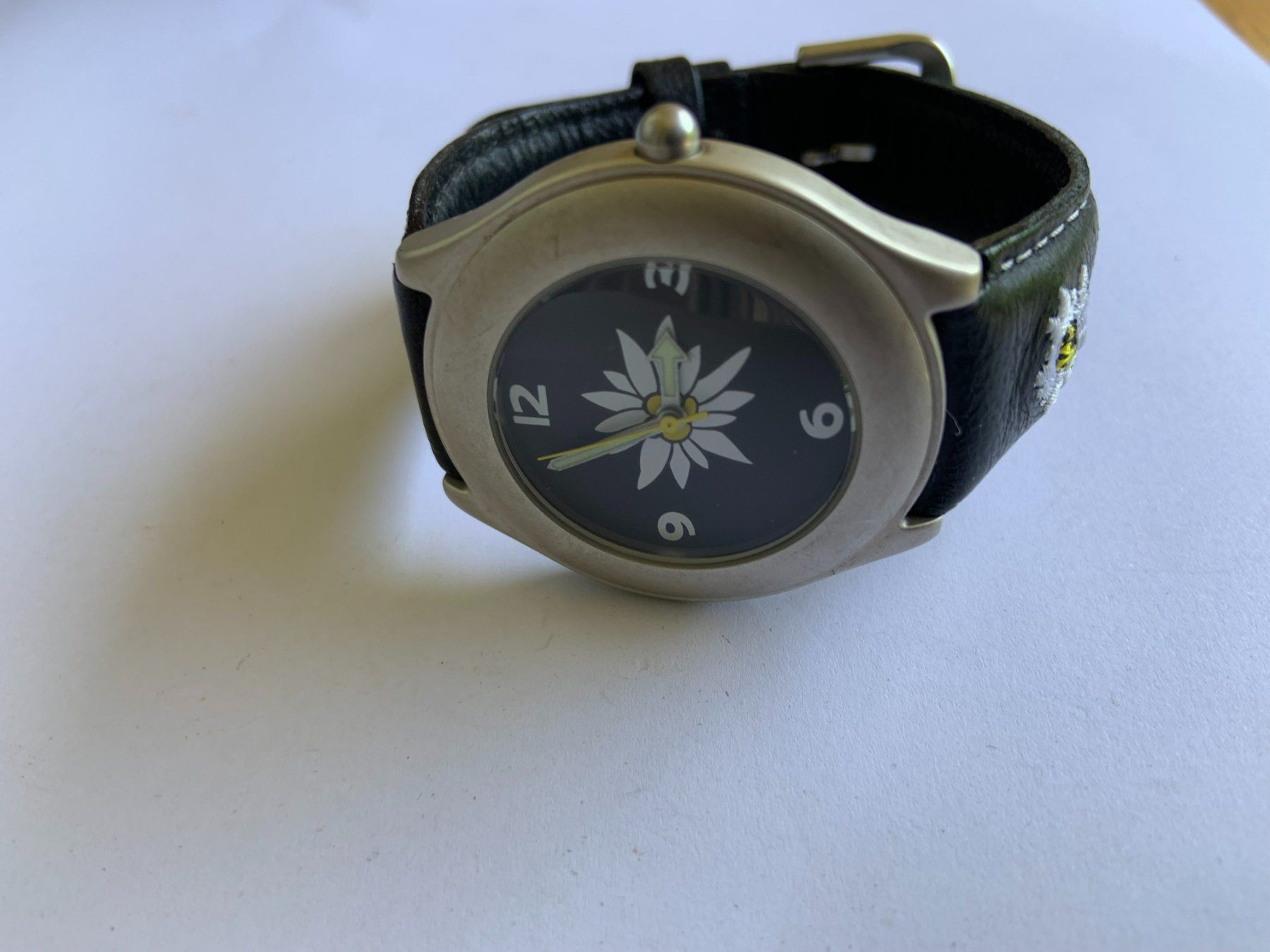 Orologi: Damenuhr mit Gänseblümchen-Motiv – Usato da Winterthur venduto da UncleMikha-el 1
