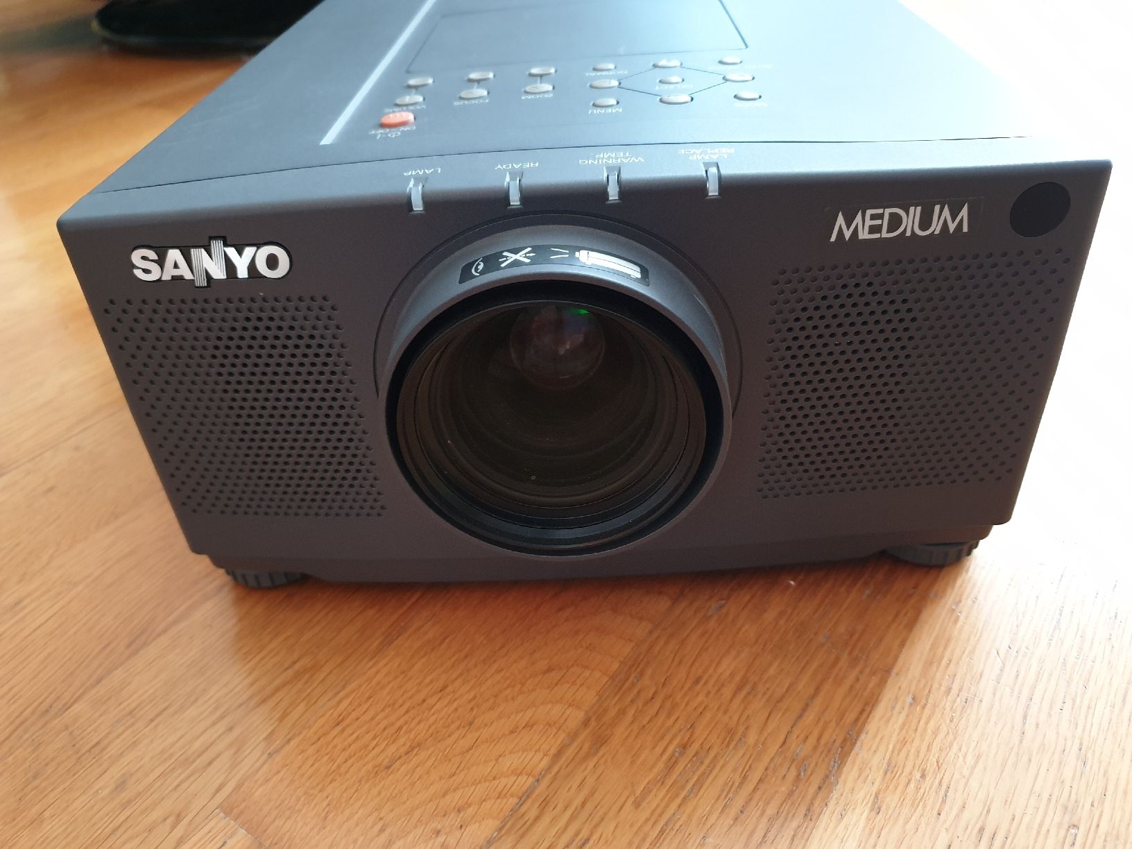Sanyo Proiettori: SANYO PLC-XP10EA Multimedia Projektor mit Tasche – Usato da Ittigen venduto da Ziok187