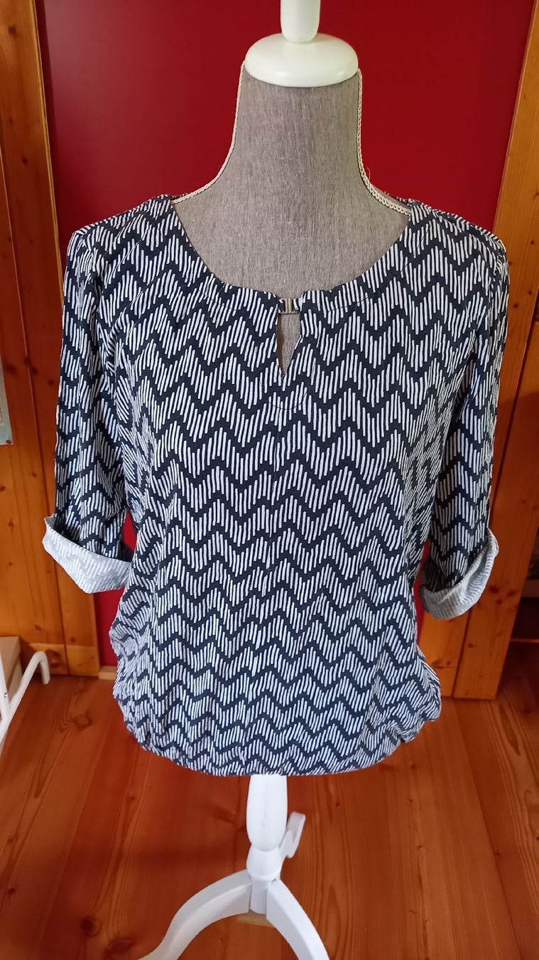 Tom Tailor Blusen: Bluse Tom Tailor dunkelblau weiss Grösse XS eher S/M  – Gebraucht aus St. Gallen von Otterndorf