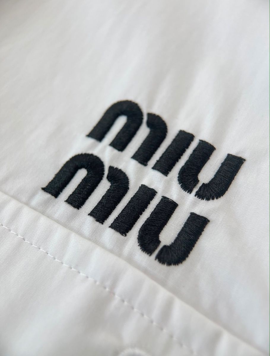 Miu Miu Vestiti: Miu Miu Kleid weiß  – Nuovo (secondo la descrizione) da Leukerbad venduto da stella3589 7