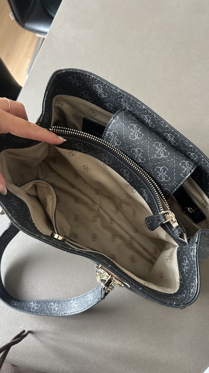Guess Borse da donna: Guess Handtasche Grau Monogramm – Usato da Waldstatt venduto da Car_na 9