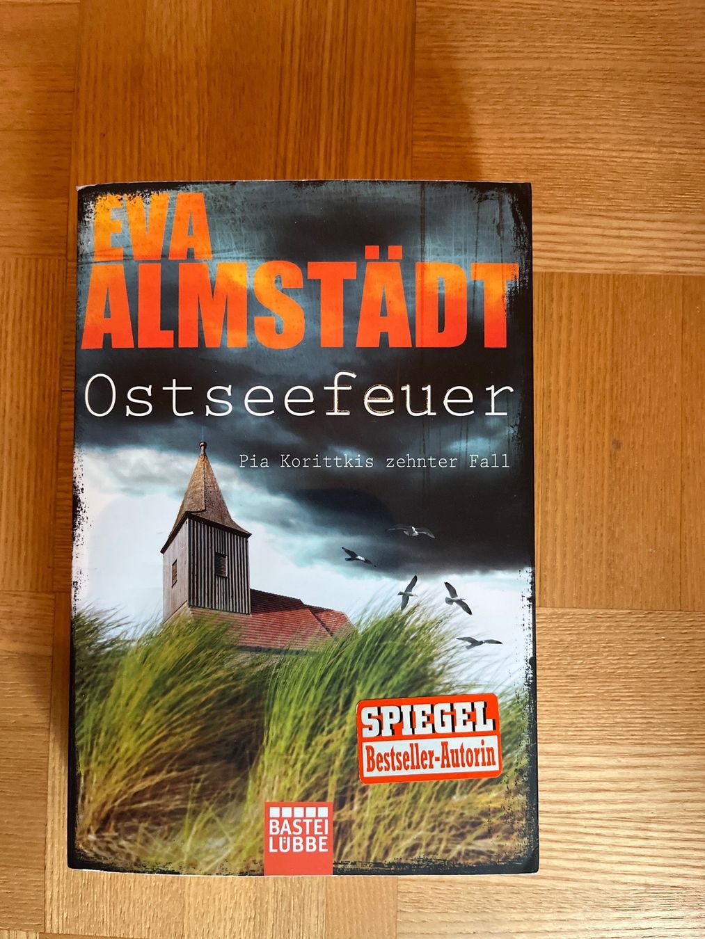 Libri: Eva Almstädt Ostseefeuer 10. Fall – Usato da Unterlangenegg venduto da Webvi