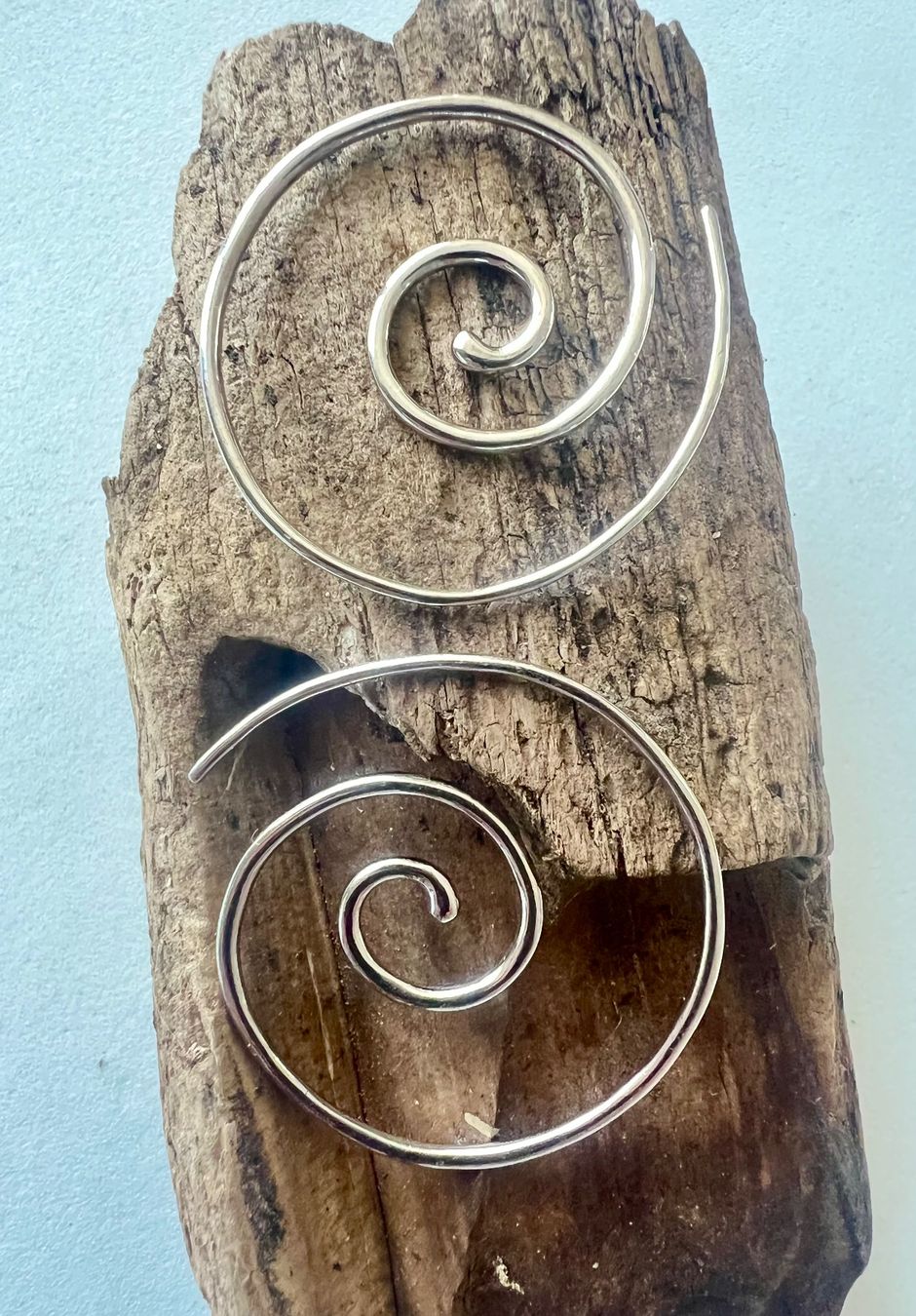 Ohrringe & -stecker: Spiral-Ohrringe Silberoptik | Boho Ethno Statement – Gebraucht aus Ruswil von artbyhand 1