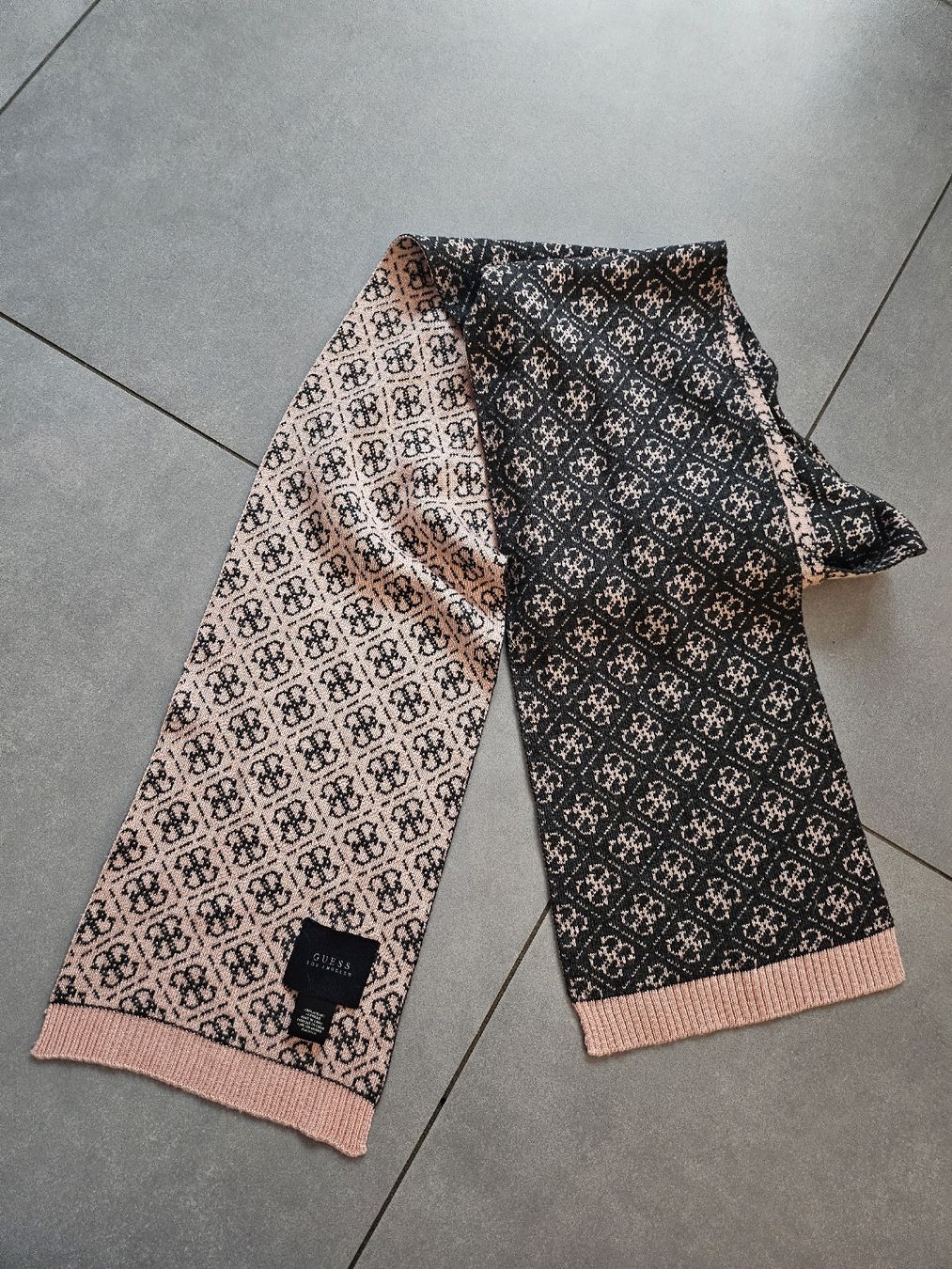 Guess Foulard & Sciarpe: echarpe guess – Usato da Croy venduto da sylvie1350