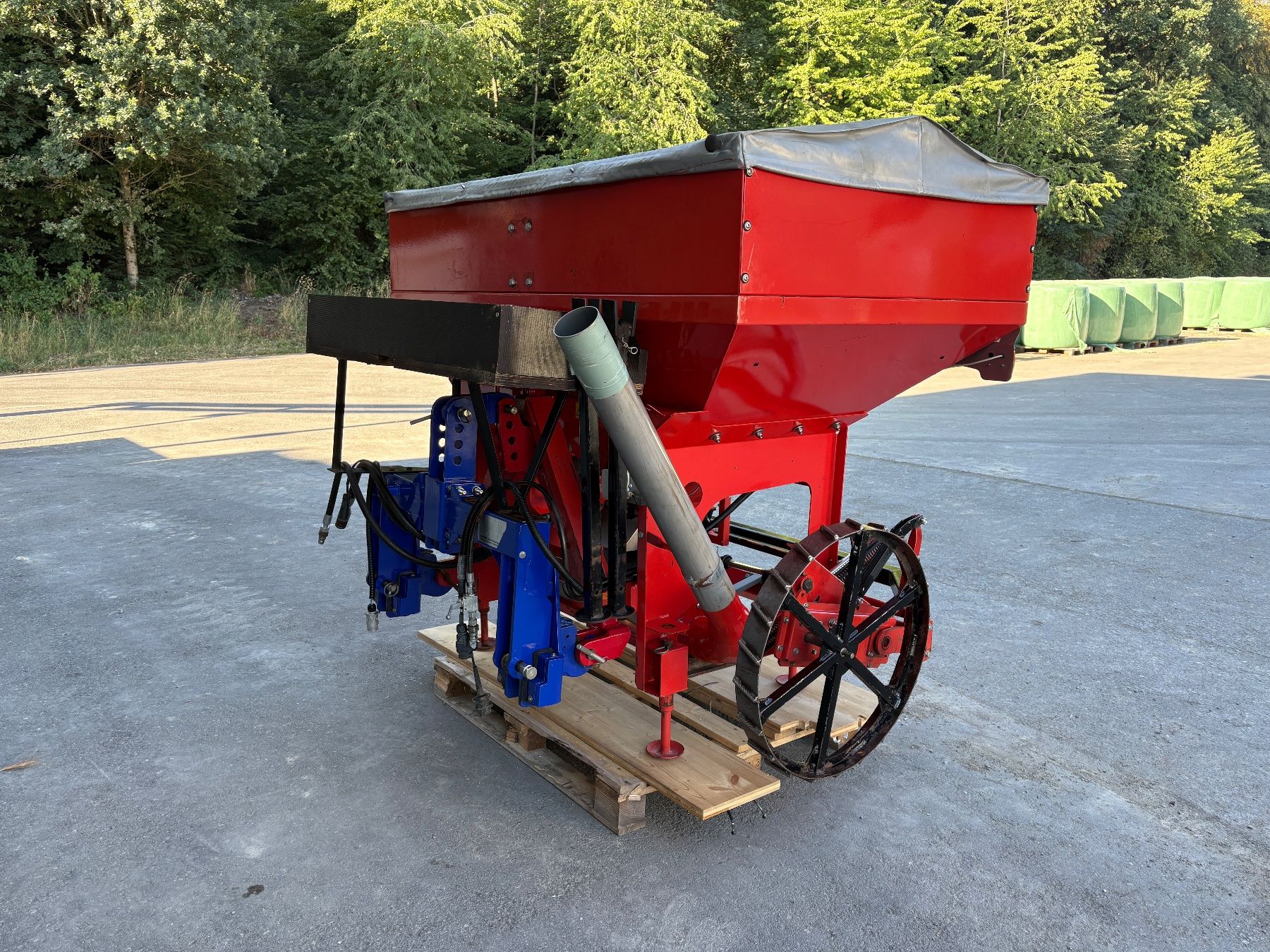 Tutte le macchine: Frontank Kuhn – Usato da Rizenbach venduto da Farmwork 3