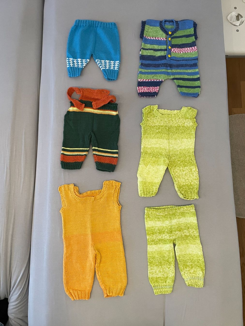 Lotti & Set di vestiti: Gestrickte Babykleider – Usato da Umiken venduto da Freundschaft 2