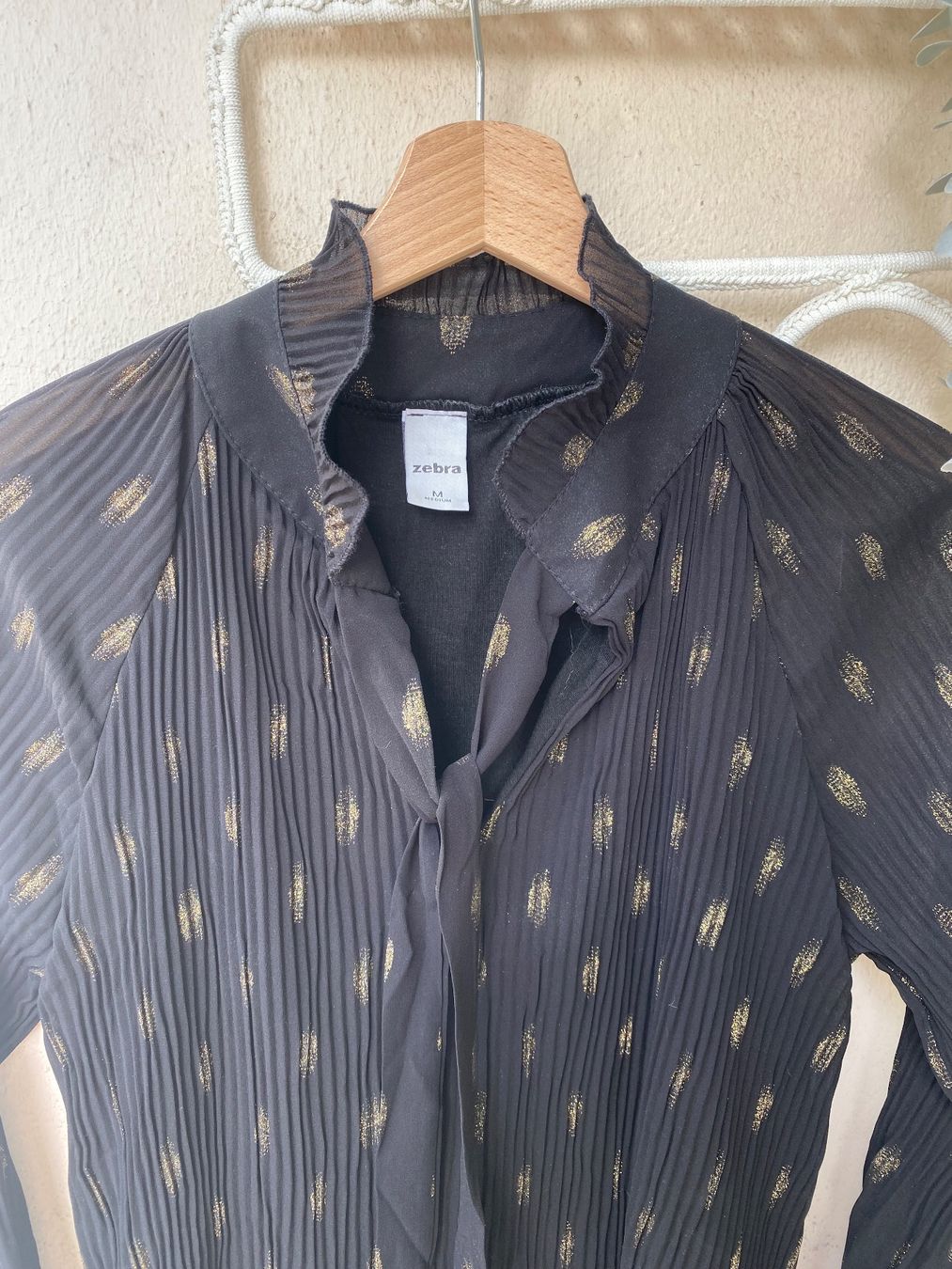 Zebra Vestiti: Robe noire à pois dorés zebra taille M – Usato da Genève venduto da lejardindesvetements 1