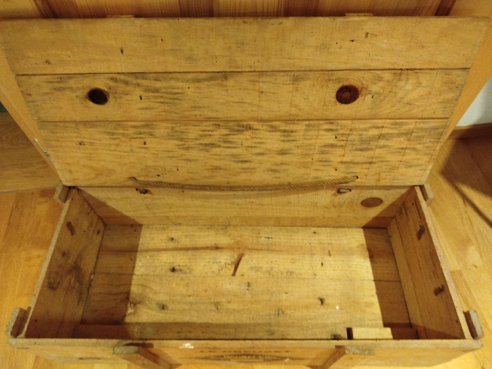 Cassapanche: Holzkiste Le Creuset". – Usato da Bühler venduto da ros_5qfr 2