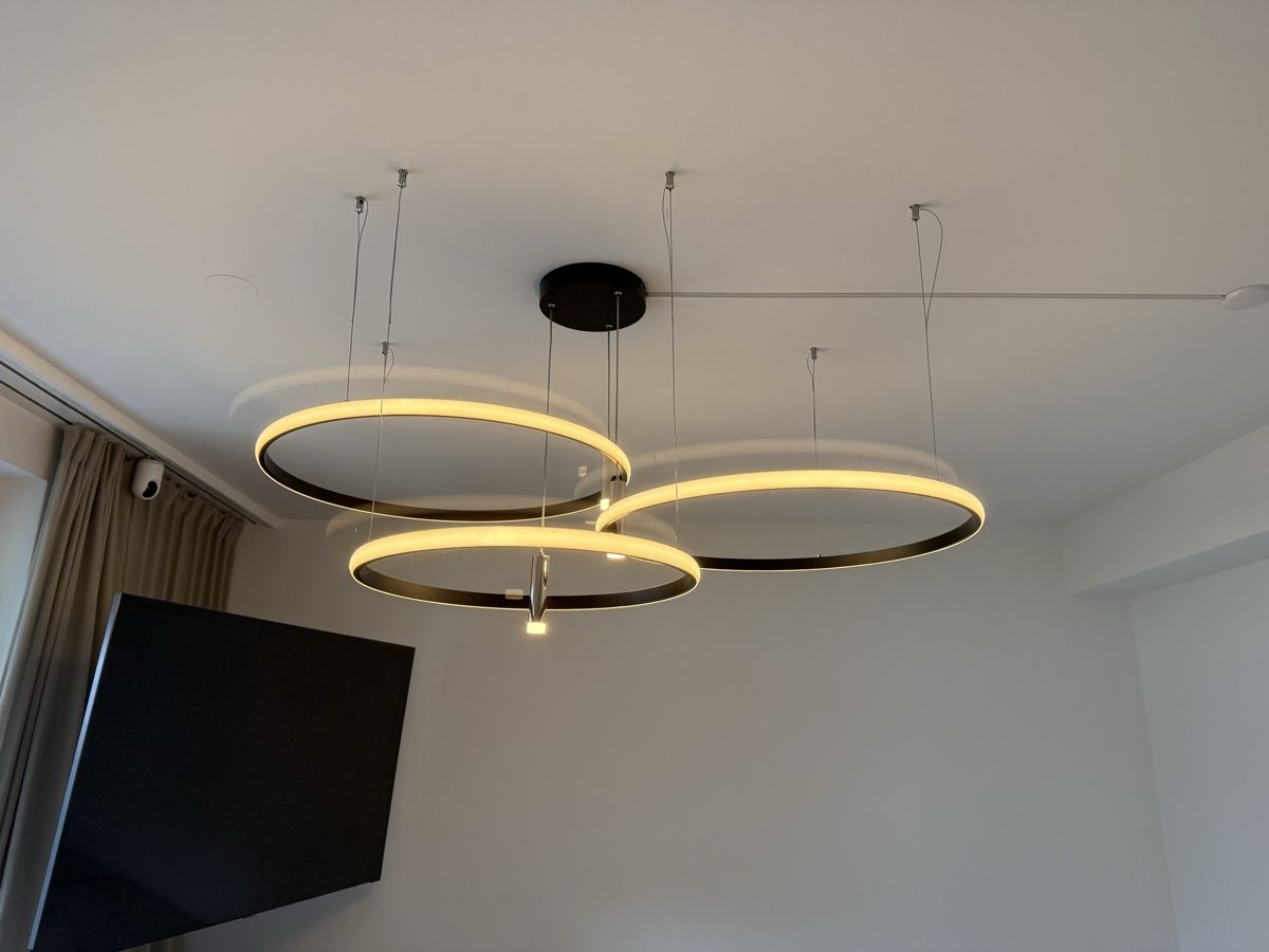 Lampadari & plafoniere: Modern Triple Ring LED Chandelier - Dimmable & Remote Contro – Nuovo (secondo la descrizione) da Küsnacht ZH venduto da Helenassecondhand 2