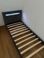 Graues Bettgestell mit Lattenrost und LED Licht