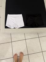 2 Shorts de sport blanc et noir taille 140 pour filles neufs