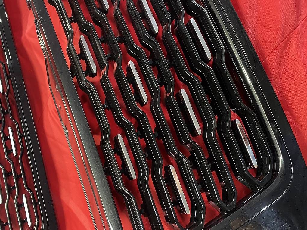 Tutti pezzi di ricambio auto: Range Rover Vogue SV / SVO Grill – Usato da Herrliberg venduto da Sfinx945 2