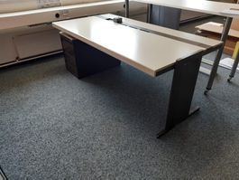 Lista Bürotisch mit Kabelkanal und Schlüssel