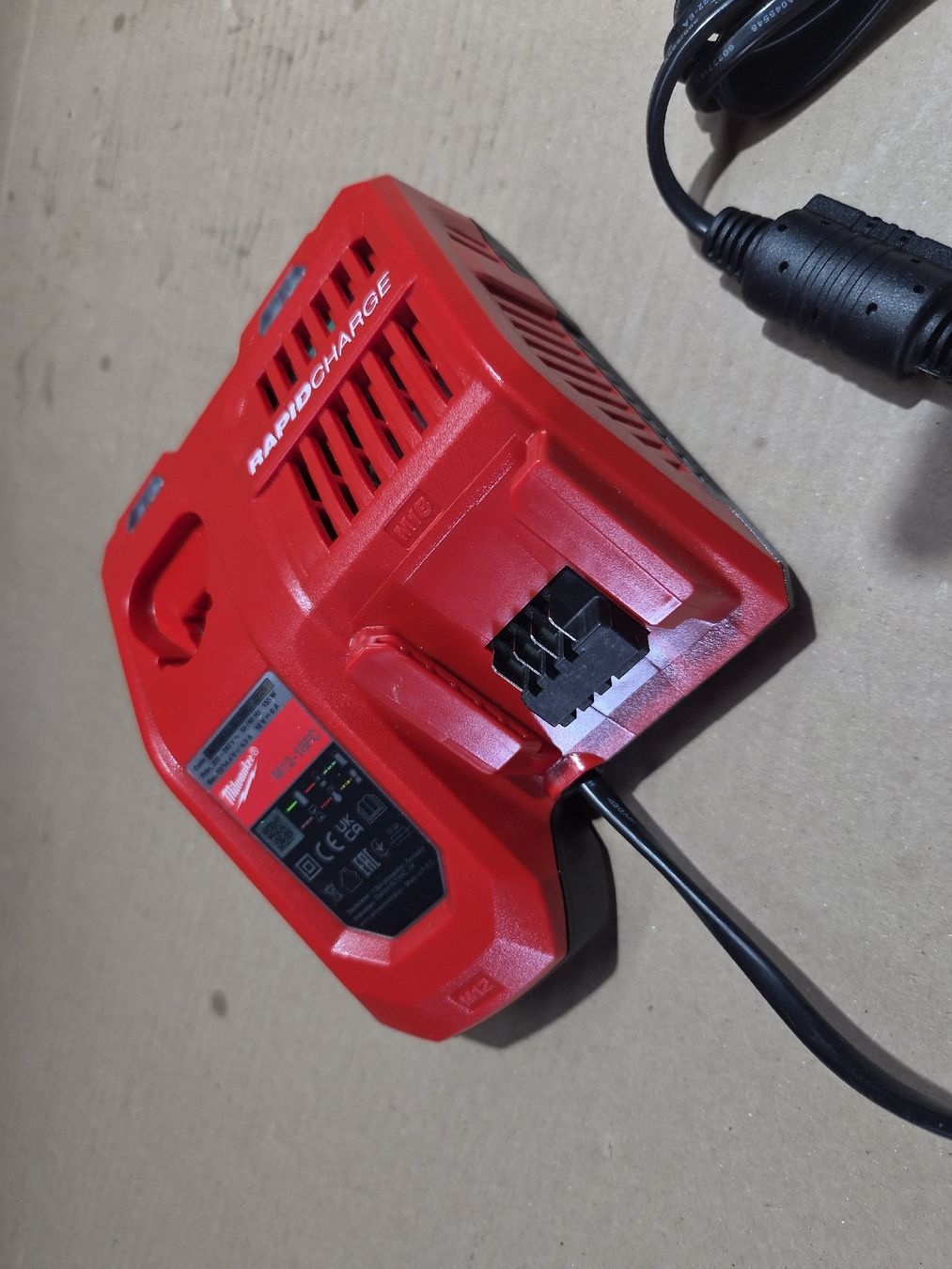 Milwaukee Akkus & Batterien: Milwaukee M12-18FC Ladegerät Neu – Neu und originalverpackt aus Reutigen von beore 2
