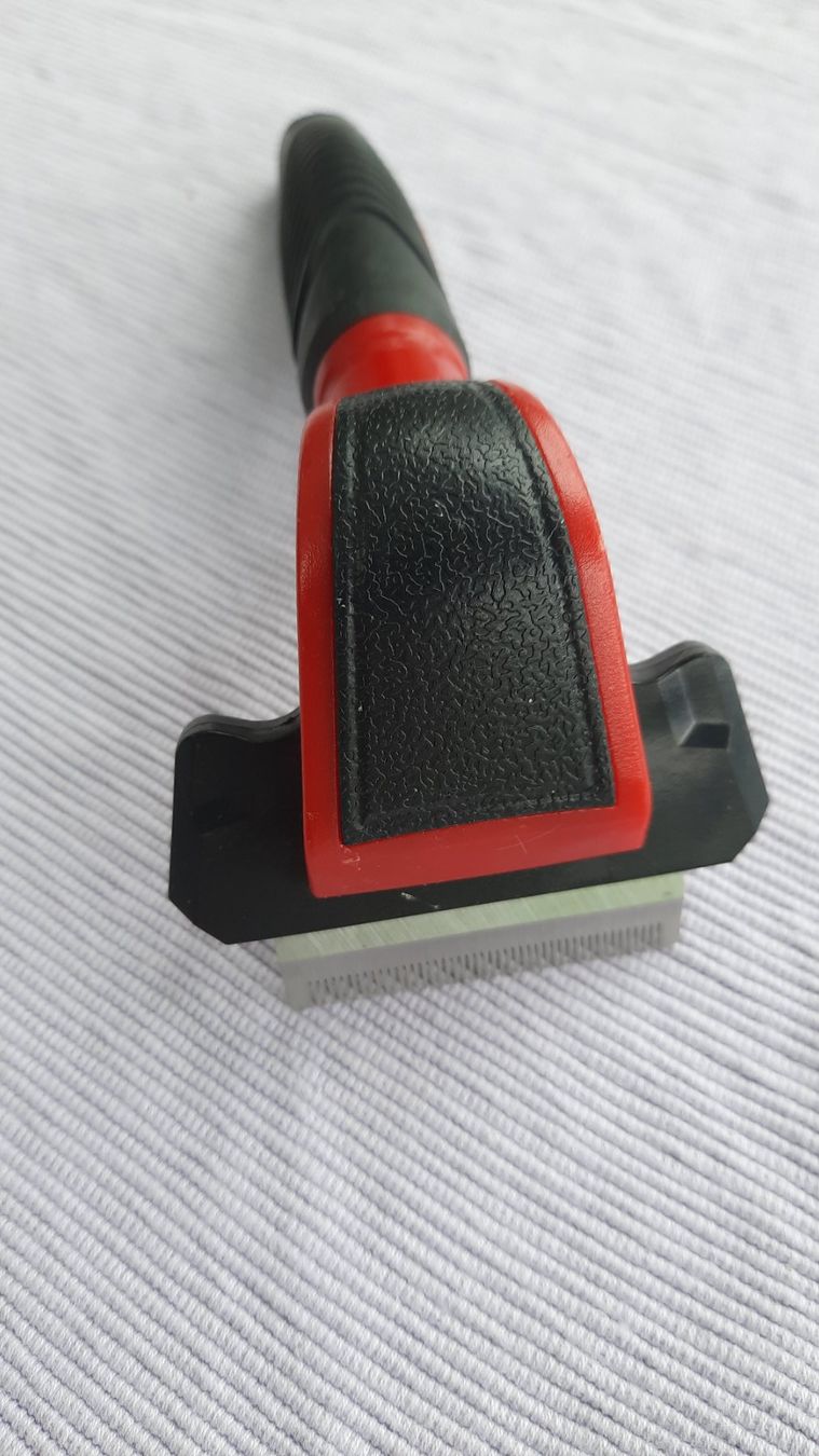 Pflegeprodukte & Putzartikel: Hunde - Trimmmesser / Fuminator – Gebraucht aus Giswil von aethra 1