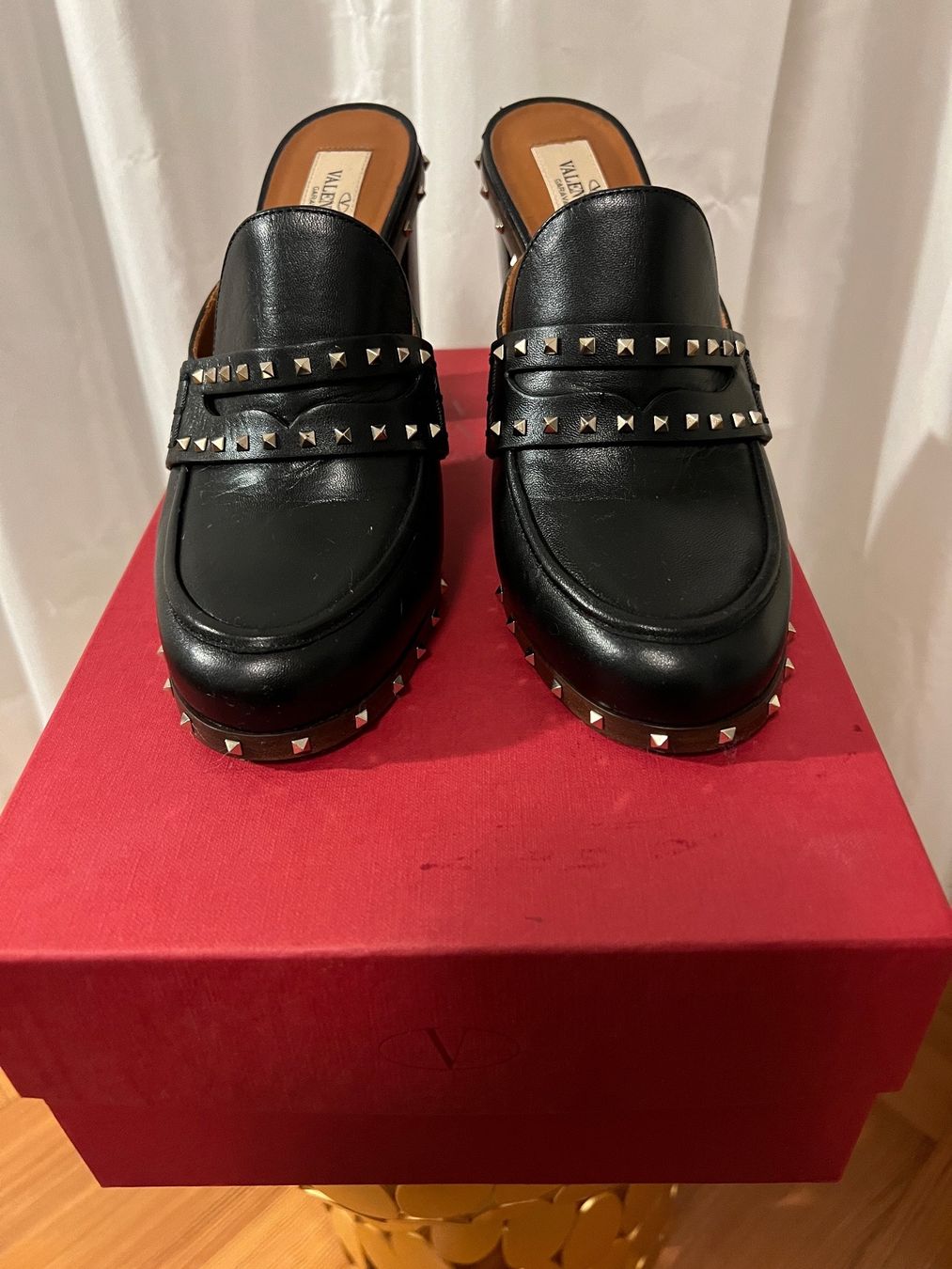 Valentino Scarpe da donna: Valentino Leder Clogs mit Nieten, 37 – Nuovo (secondo la descrizione) da bern venduto da LuisCocco