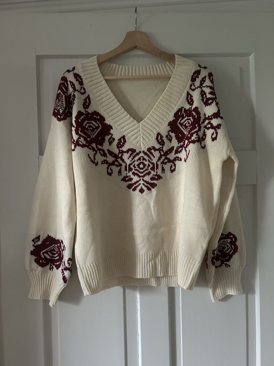 Shein Pulls & Sweat-shirts: Schöner Strickpullover mit Rosenmuster 🌹 Grösse S – D'occasion à Frauenfeld par jae_vs6j