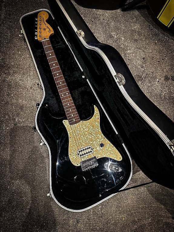 Fender Strumenti musicali: Fender Tom Delonge Stratocaster 2002  Black – Usato da Montreux venduto da Alligator-AMPS 6
