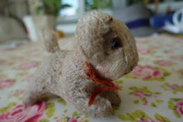 antikes Spielzeug: Plüschtier Hund kl.beige Glasperlen-Augen
