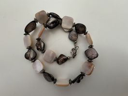 Kette aus Permut-Plättchen in Brauntönen