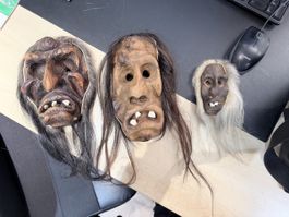 Drei Holzmasken handgeschnitzt mit Echthaar gebraucht