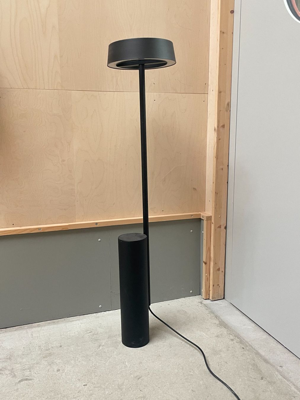 Lampade: New Tendency – December Standard Lamp – Usato da Zürich venduto da QWSTION