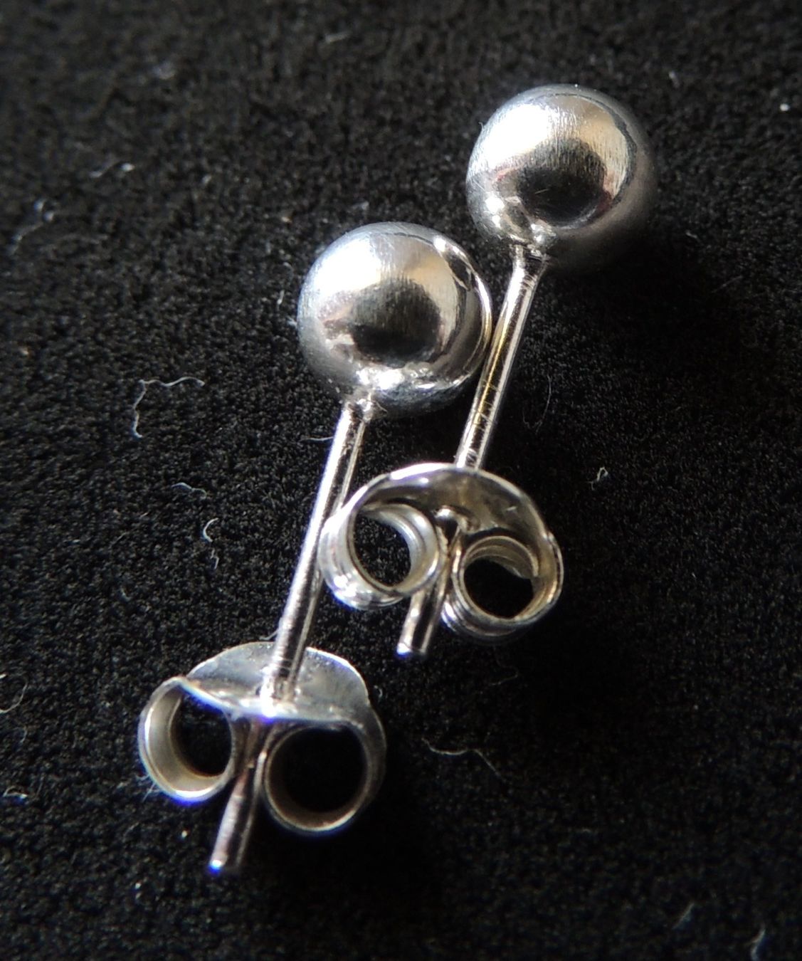 Orecchini pendenti & Orecchini a lobo: Silber 925 Kugel Ohrstecker 4 mm – Nuovo (secondo la descrizione) da Waldenburg venduto da schaller707